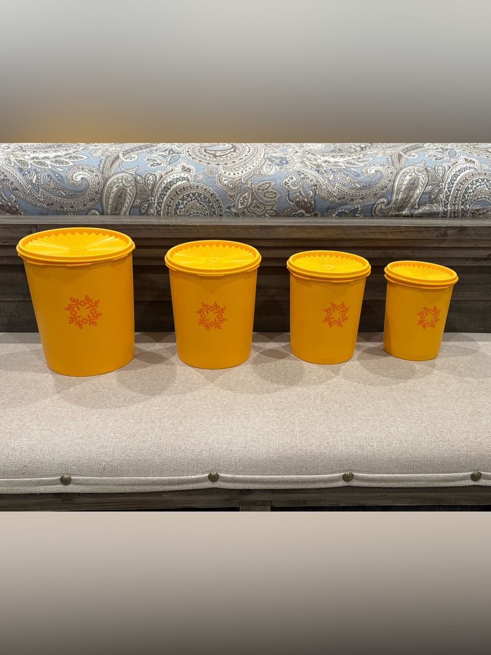 EUC Vintage Tupperware 4 piece Servalier Canister Set in Starburst Maize